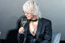 シャンパングラスを持つHYDE。