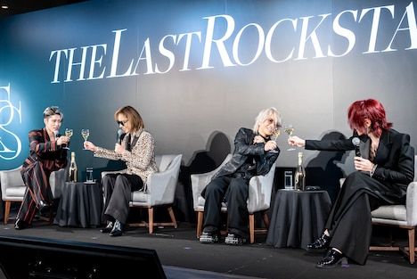 乾杯するTHE LAST ROCKSTARS。