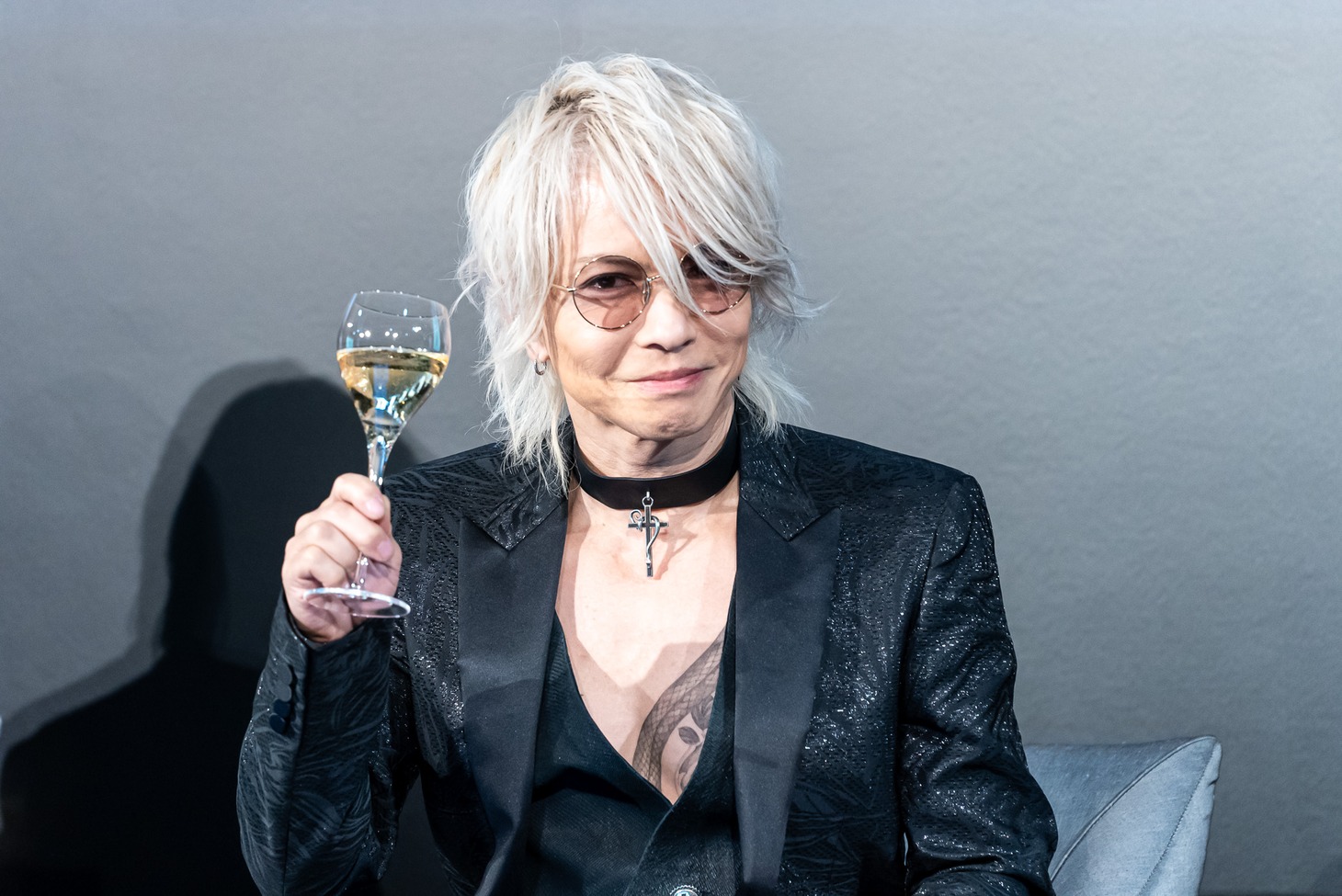 シャンパングラスを持つHYDE。