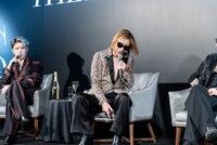 SUGIZOの真似をするYOSHIKI。