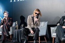 SUGIZOの真似をするYOSHIKI。