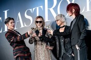 シャンパンで乾杯するTHE LAST ROCKSTARS。