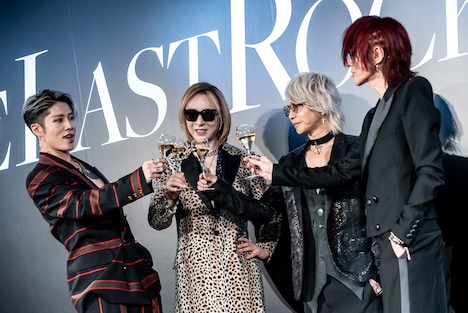 シャンパンで乾杯するTHE LAST ROCKSTARS。