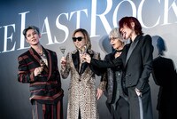 シャンパンで乾杯するTHE LAST ROCKSTARS。