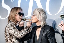 絡み合うYOSHIKIとHYDE。