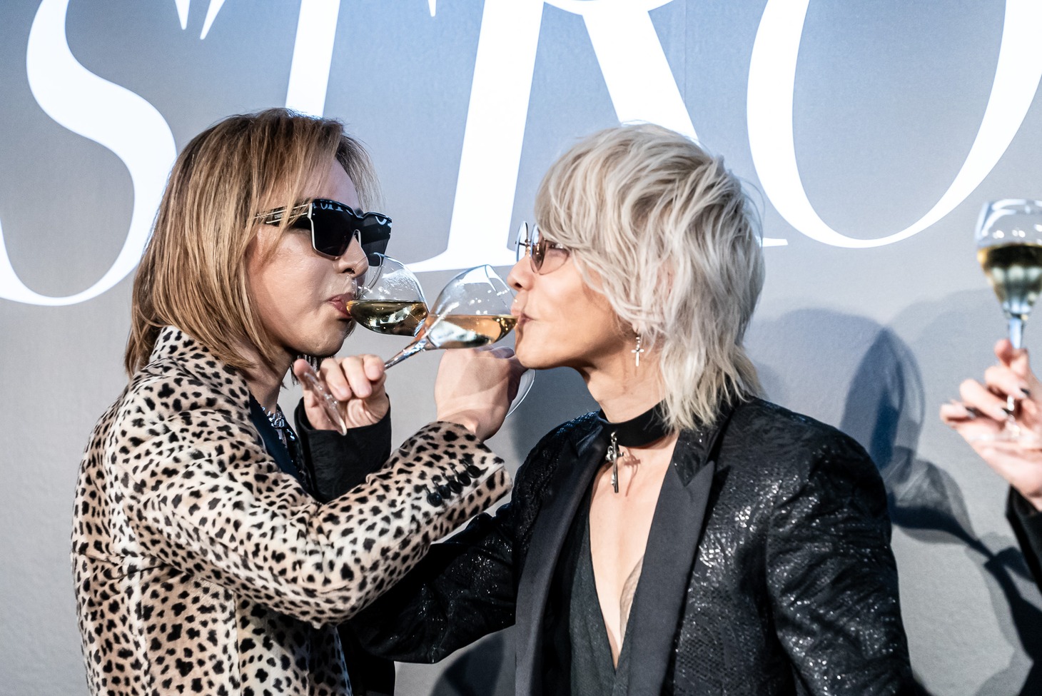 絡み合うYOSHIKIとHYDE。