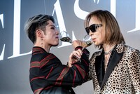 絡み合うMIYAVIとYOSHIKI。