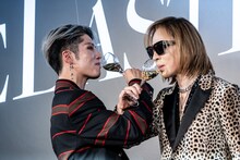 絡み合うMIYAVIとYOSHIKI。