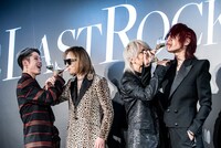 絡み合うTHE LAST ROCKSTARS。
