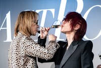 絡み合うYOSHIKIとSUGIZO。