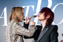 絡み合うYOSHIKIとSUGIZO。