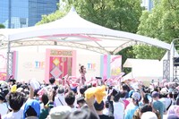 佐々木彩夏（ももいろクローバーZ）によるライブの様子。