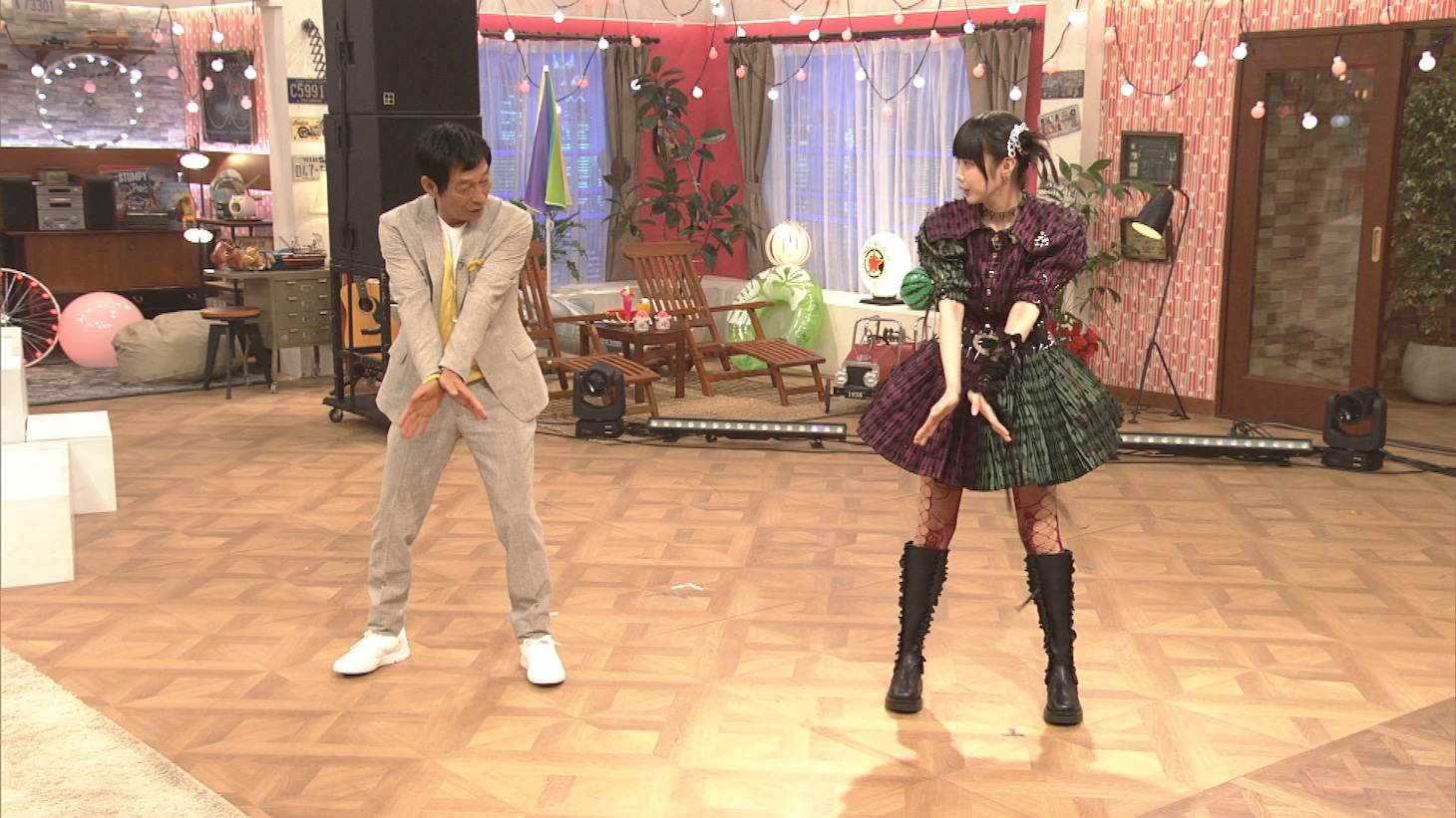 “ゲロチューダンス”を踊る明石家さんまとano。