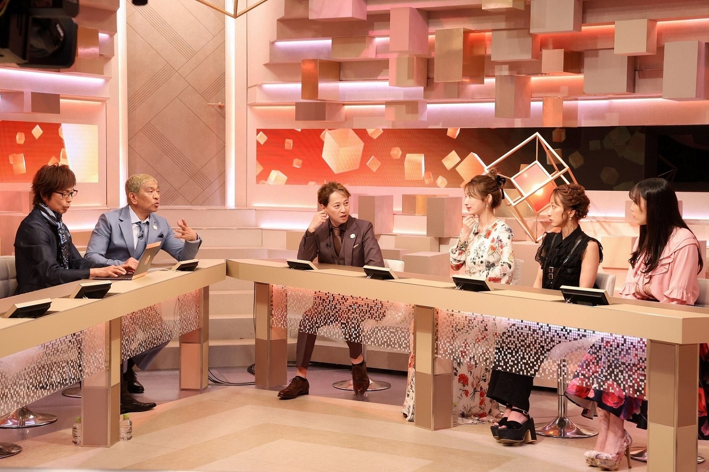 左からつんく♂、松本人志、中居正広、後藤真希、辻希美、譜久村聖。(c)フジテレビ