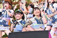 虹のコンキスタドールの岡田彩夢（左）、的場華鈴（右）。