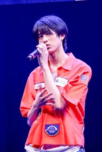 阿久根温世（撮影：小坂茂雄）