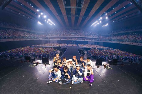 JO1とJAM。(c)LAPONE Entertainment