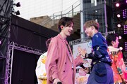 すれ違いざまにハイタッチをするYUMAとSHOW。（撮影：米山三郎）