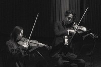 左から亀井友莉（Violin）、常田俊太郎（Violin）。（撮影：三田村亮）