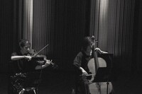 左から須原杏（Viola）、村岡苑子（Cello）。（撮影：三田村亮）