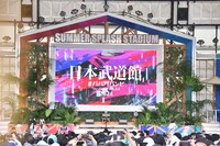 「TOKYO IDOL FESTIVAL 2023」のステージ上で日本武道館公演の開催を発表する#ババババンビ。