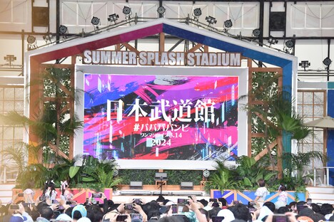 「TOKYO IDOL FESTIVAL 2023」のステージ上で日本武道館公演の開催を発表する#ババババンビ。
