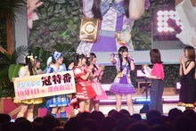 Appare!に「TIFアイドル総選挙」の賞品であるゴールデンチェキを贈呈する長濱ねる。