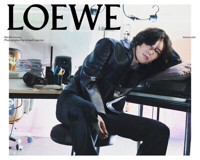 人気画像3位は「米津玄師、LOEWE秋冬コレクションで好きなものに囲まれ最新アイテムまとう」より、「LOEWE FW23メンズコレクションキャンペーン」ルック。