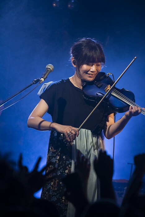 東出真緒（Violin, Key, Cho）（Photo by MAYUMI）