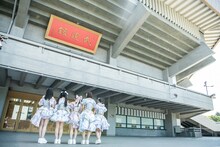 日本武道館の前に立つ#ババババンビ。