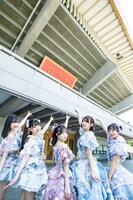 日本武道館の看板を指差す#ババババンビ。