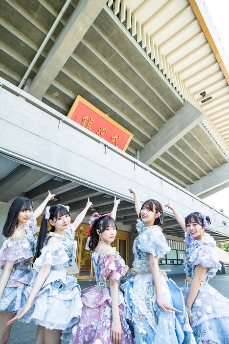 日本武道館の前に立つ#ババババンビ。