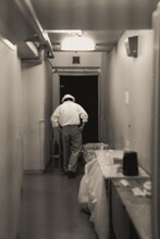 出番前の安部勇磨（Vo）。（Photo by Asami Nobuoka）