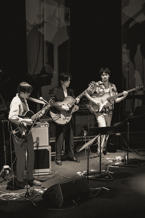 左から下中洋介(G)、嘉本康平(G)、岡田拓郎(B)。(Photo by Asami Nobuoka)