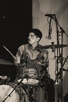 鈴木健人（Dr）（Photo by Asami Nobuoka）