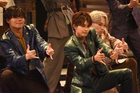 「Call My Name」のスタジオライブの様子。