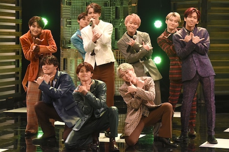 「Call My Name」のスタジオライブの様子。