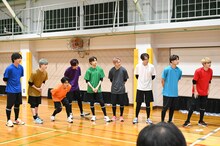 小学生たちの話を聞く超特急。