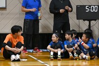 練習をサボって小学生たちに話しかけるハル（左）。