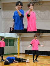 仮面ライダーWの変身ポーズをモノマネするカイ（超特急）と中村旺太郎（ICEx）。