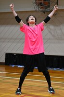 仮面ライダーフォーゼの変身ポーズをモノマネする中村旺太郎（ICEx）。