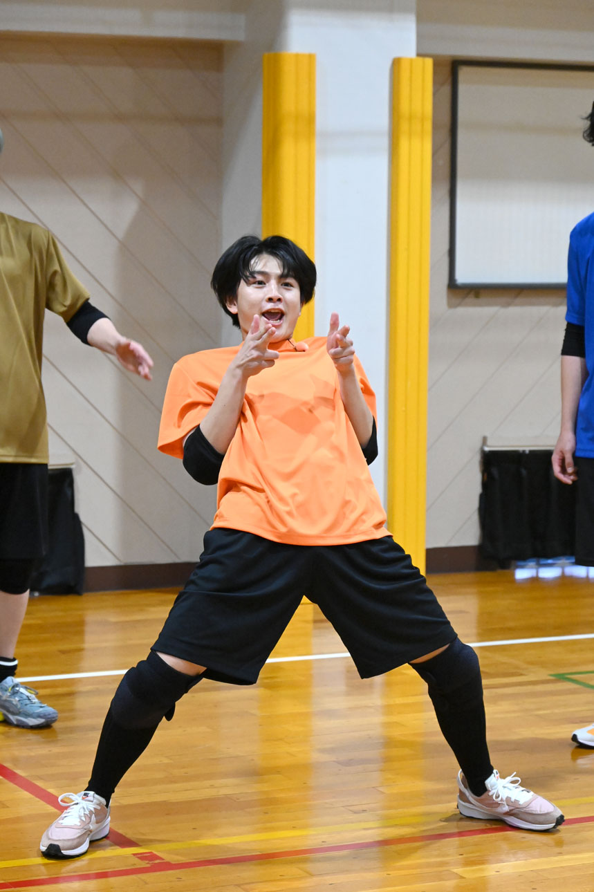 “仮面ライダーハル”の変身ポーズを披露するハル（超特急）。
