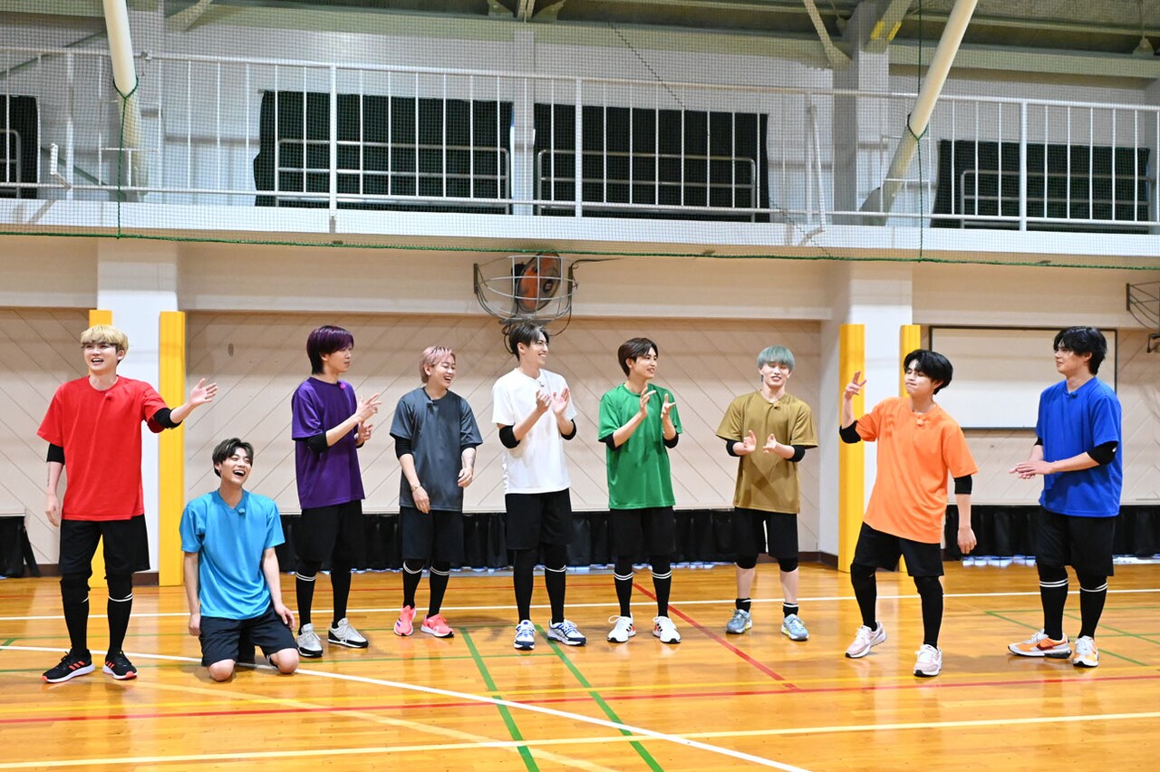 変身を披露し、手応えを感じるハル（右から2番目）。 - 超特急