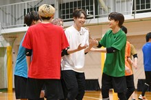 タカシを取り囲む超特急メンバー。