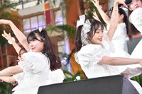 NGT48の小越春花、中井りか。
