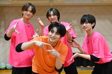 ハル（手前）と、ICExの中村旺太郎、志賀李玖、山本龍人（奥左から）。