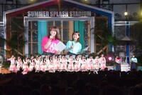 HOT STAGEで日向坂46とトークする長濱ねると原田葵アナウンサー。