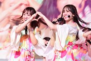 日向坂46の濱岸ひより、佐々木久美。