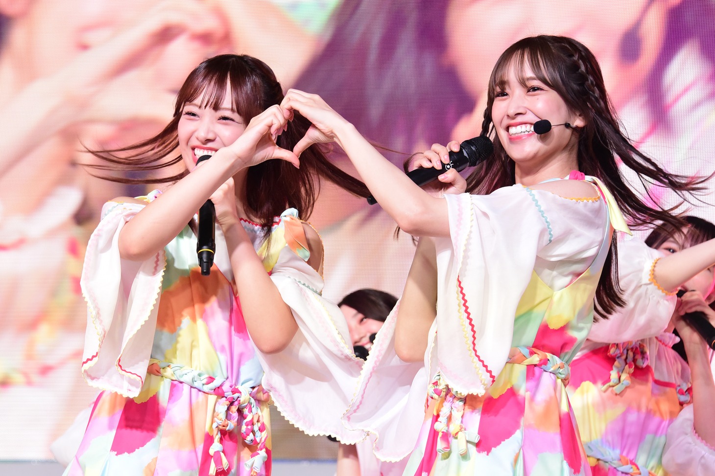 日向坂46の濱岸ひより、佐々木久美。