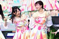 日向坂46の金村美玖、松田好花。